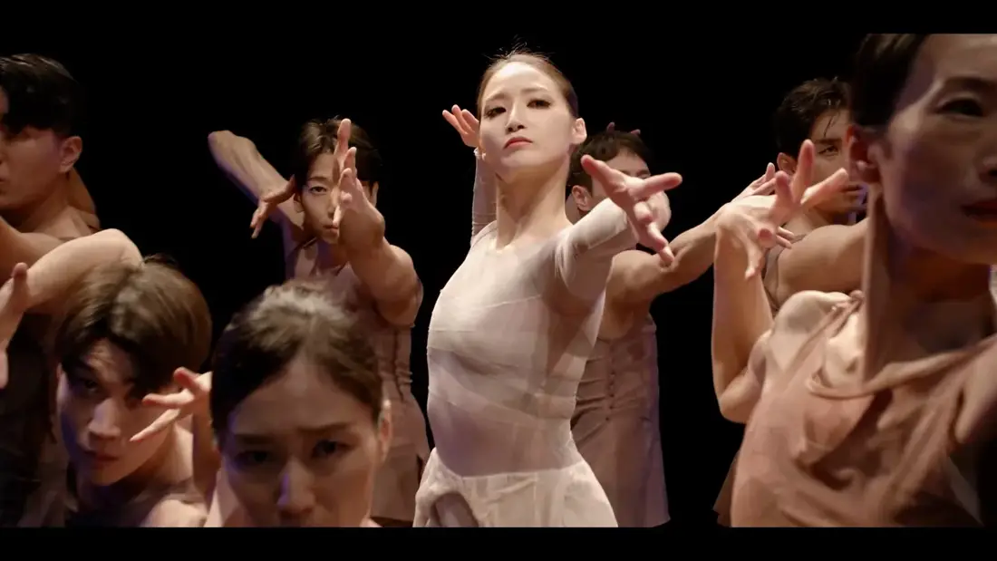 Jiyeon Han as Sua performing ballet among an ensemble of dancers